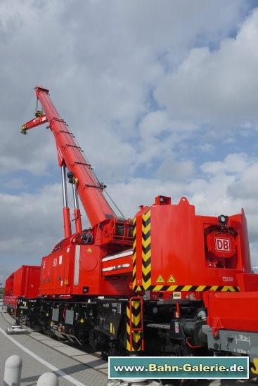 Kranwagen KIROV KRC 910 mit DBAG-Kranzug Kranwagen KIROV KRC 910 mit DBAG-Kranzug - Bahn-Galerie.de