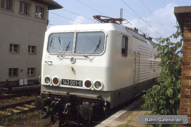 E-Lok 143 001 am 17.08.1996 im Bahnhof Hennigsdorf mit AEG-Logo E-Lok 143 001 am 17.08.1996 im Bahnhof Hennigsdorf