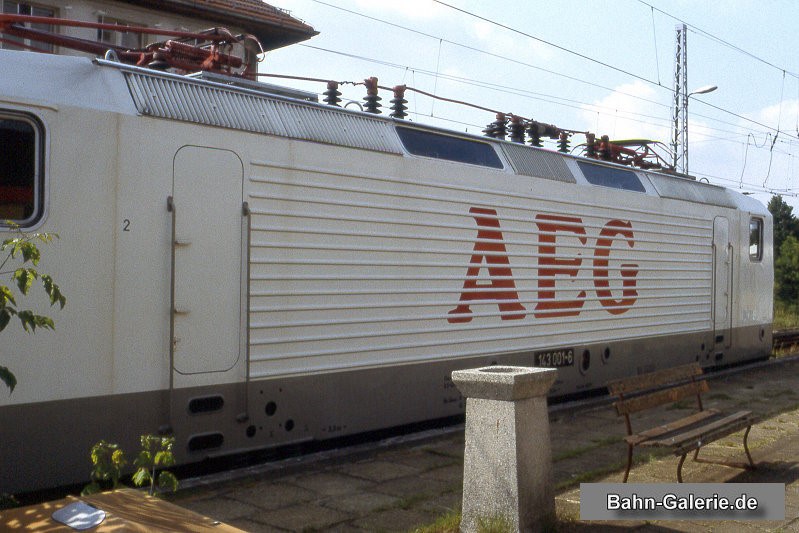 E-Lok 143 001 am 17.08.1996 im Bahnhof Hennigsdorf mit AEG-Logo E-Lok 143 001 am 17.08.1996 im Bahnhof Hennigsdorf