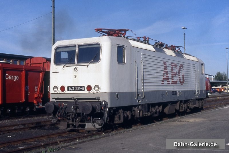E-Lok 143 001 am 21.09.1997 im Bahnhof Aachen-West mit AEG-Logo E-Lok 143 001 am 21.09.1997 im Bahnhof Aachen-West mit AEG-Logo