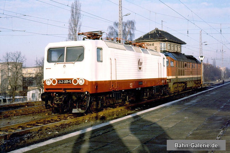 E-Lok 243 001 am 13.01.1991 im Bahnhof Hennigsdorf mit LEW-Logo